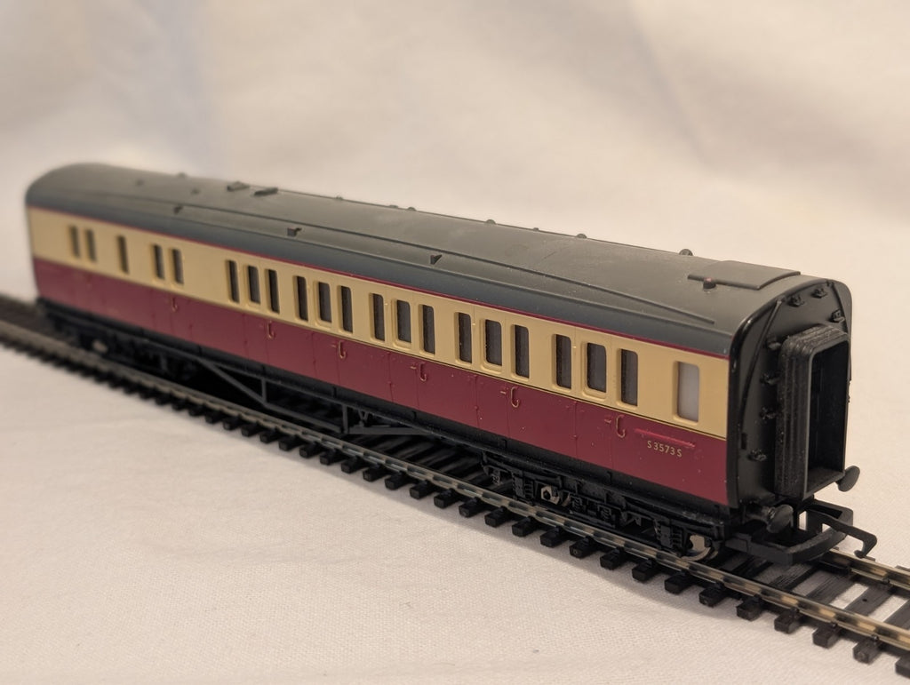 Hornby R4270 BR Maunsell Third Class Brake Coach S3573S – Crimson & Cream