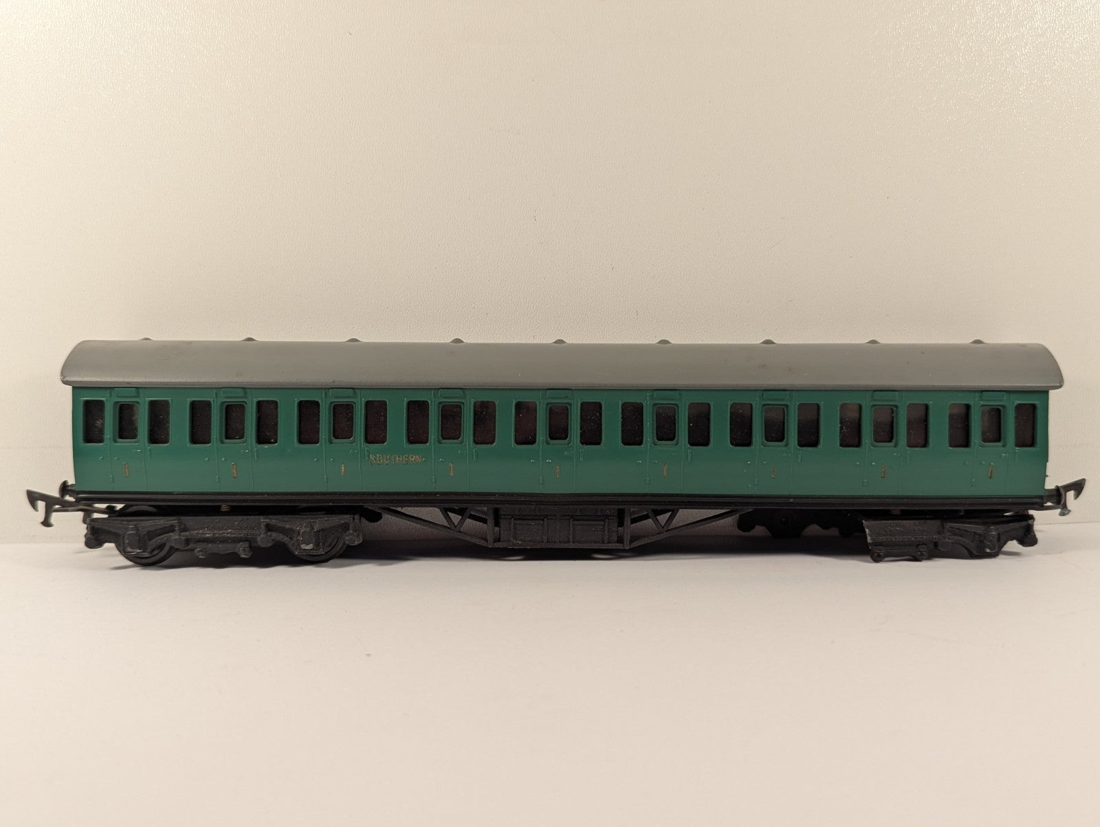 Graham Farish OO Gauge Southern Railway First Class Suburban Coach - Boxed