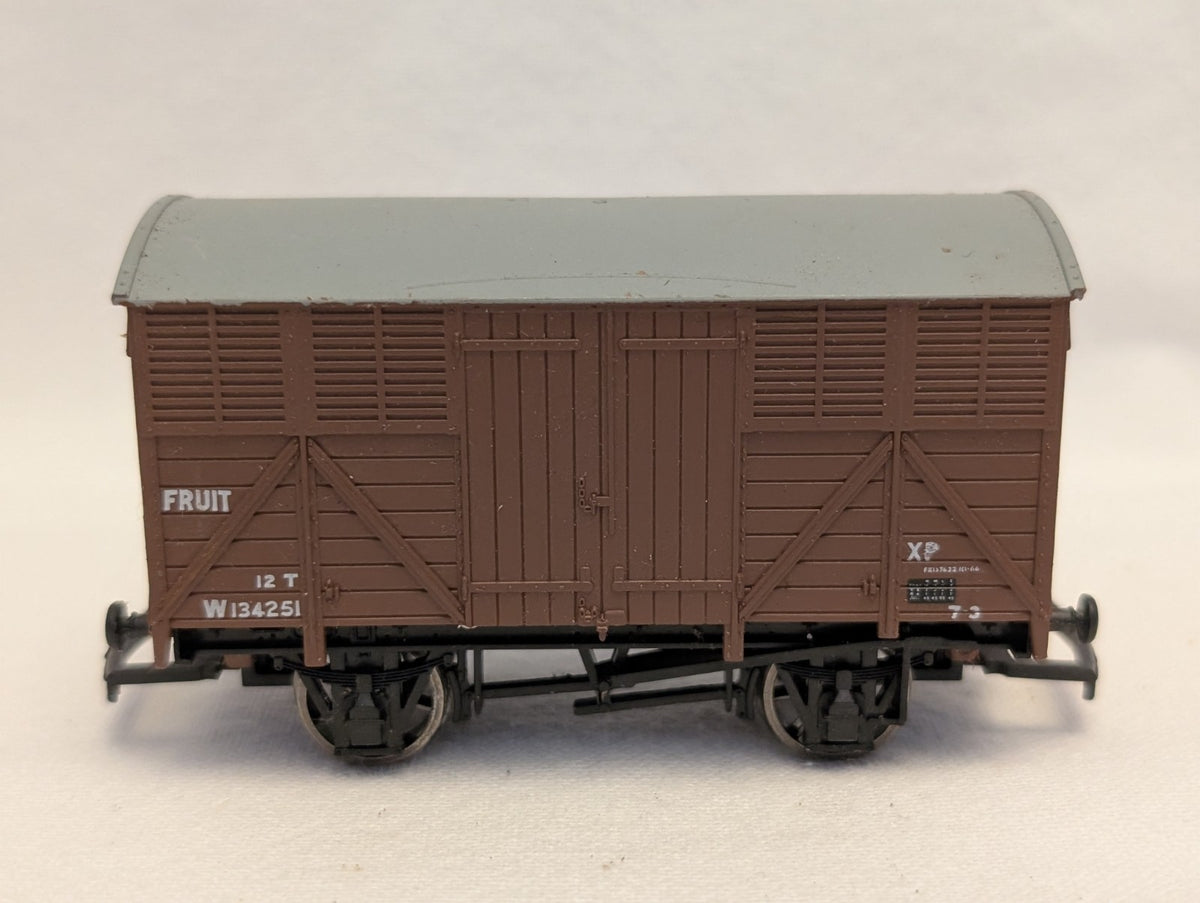 Hornby OO Gauge 12T Fruit Van Goods Wagon W134251 BR Bauxite R142