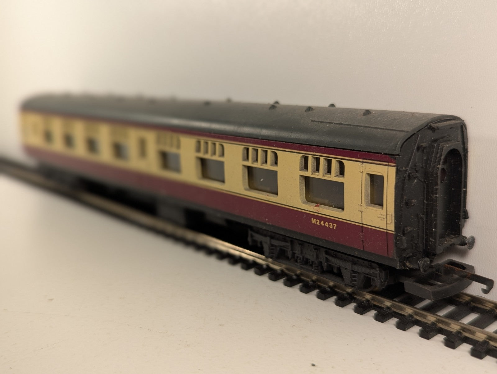 Lima OO Gauge LMS Stanier Corridor Composite Coach Passenger Coach