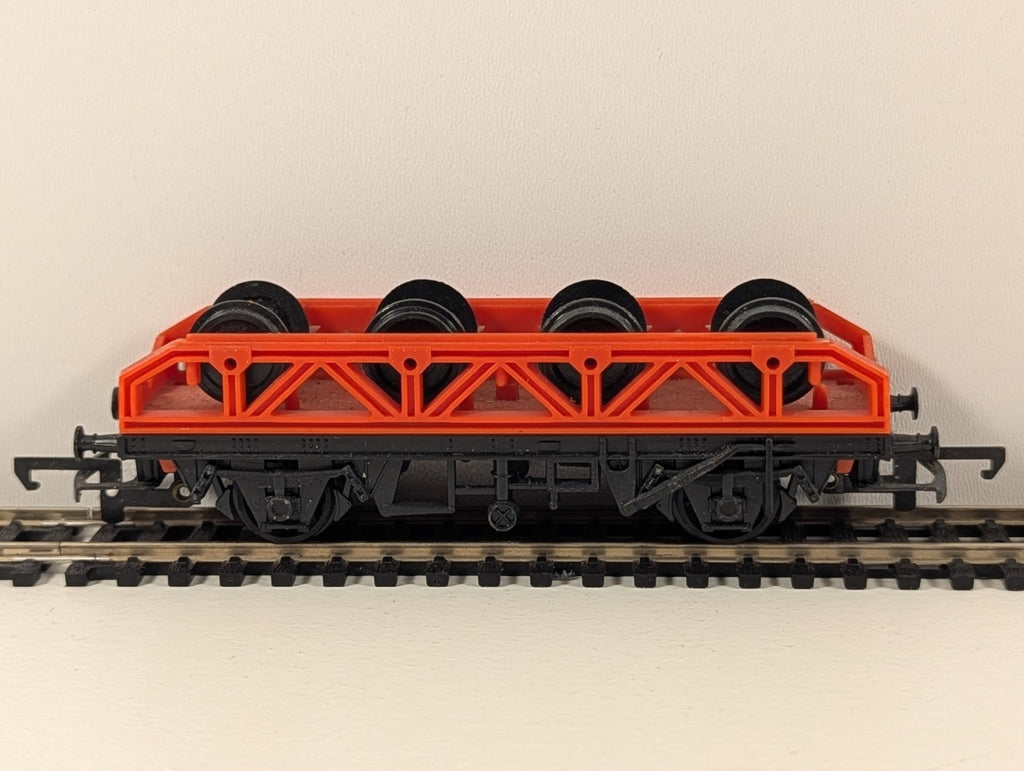Hornby R131 OO Gauge Flat Wagon with Wheel Load