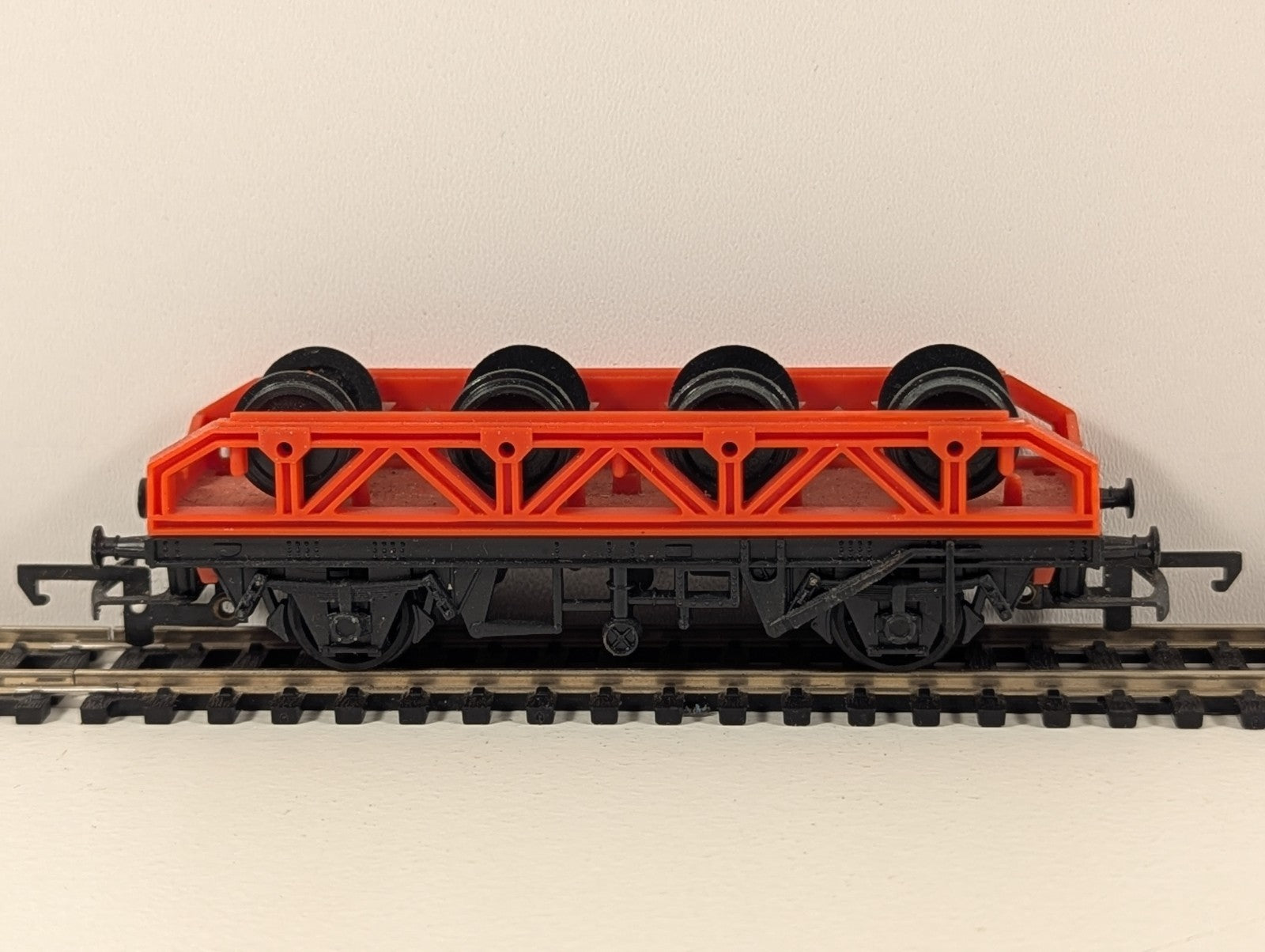 Hornby R131 OO Gauge Flat Wagon with Wheel Load
