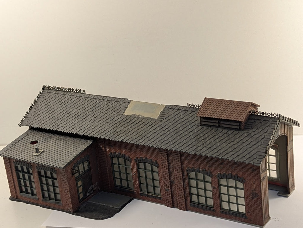 Pola HO Scale 163 Single Stall Engine Shed with Workshop Built