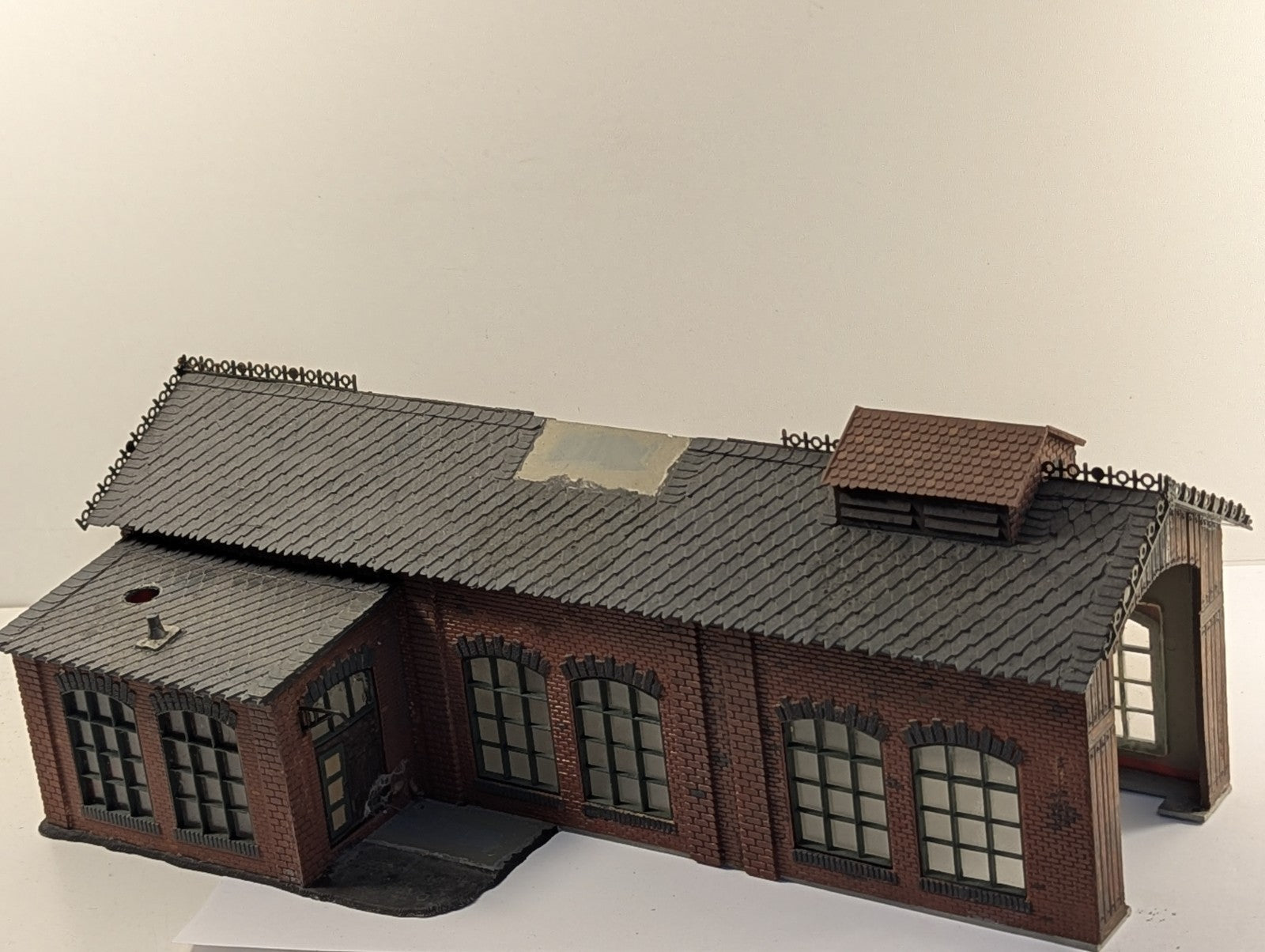 Pola HO Scale 163 Single Stall Engine Shed with Workshop Built