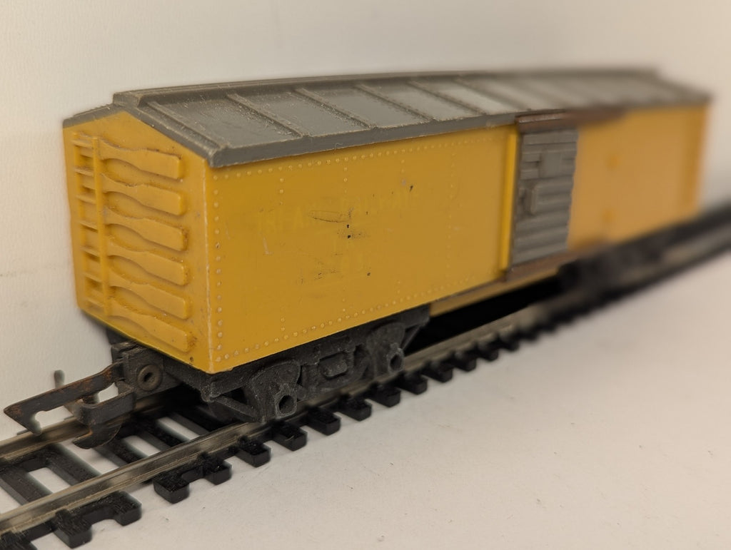 Triang Refrigerator Car Boxcar Yellow & Grey