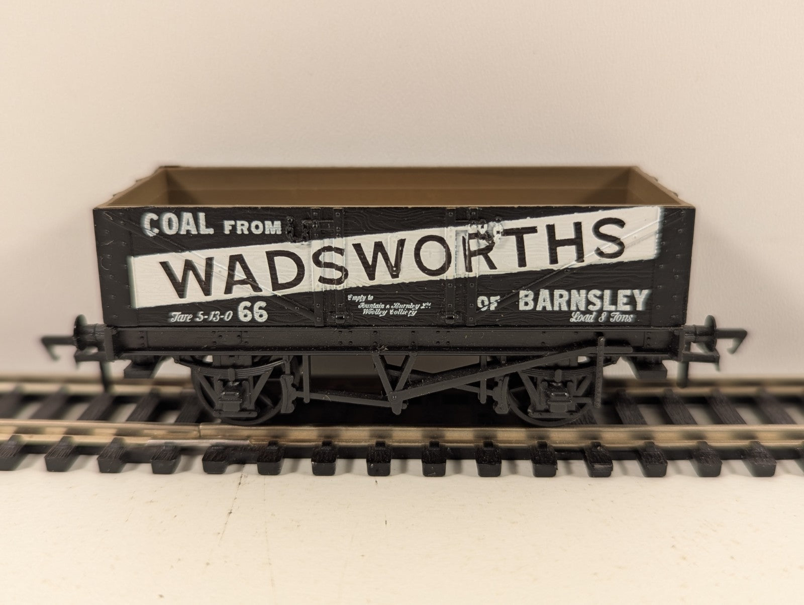 Mainline Railways OO Gauge 5 Plank Wagon Wadsworths of Barnsley