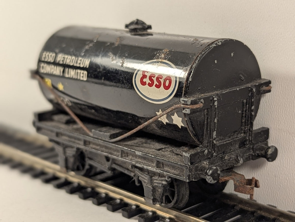 Hornby Dublo OO Gauge Esso black petrol tank wagon D1 on model railway track