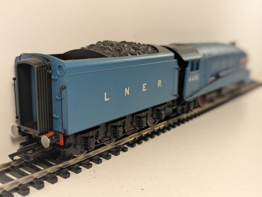 Hornby R3280 Golden Shuttle DCC Ready LNER Class A4 Pacific - Boxed
