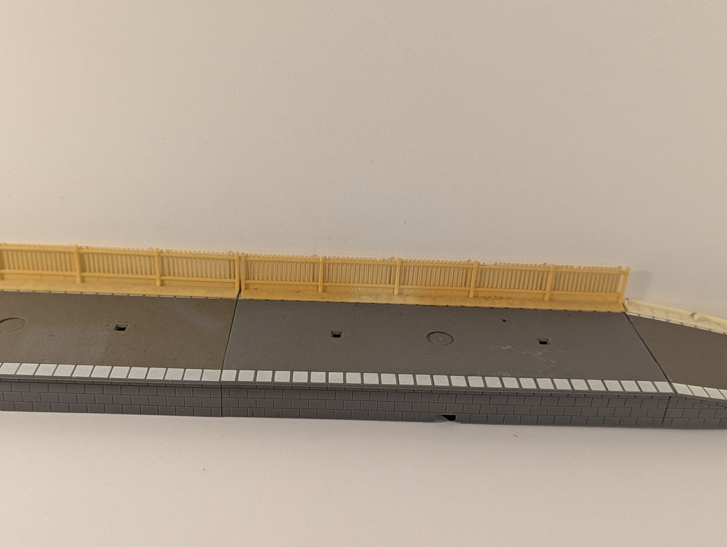 Hornby OO Gauge Station Platform Set Grey & Brick R508