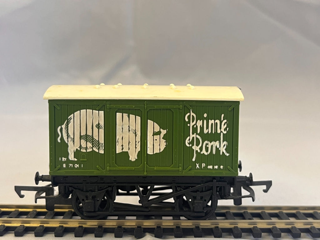 Hornby R216 OO Gauge Prime Pork Closed Box Van Green
