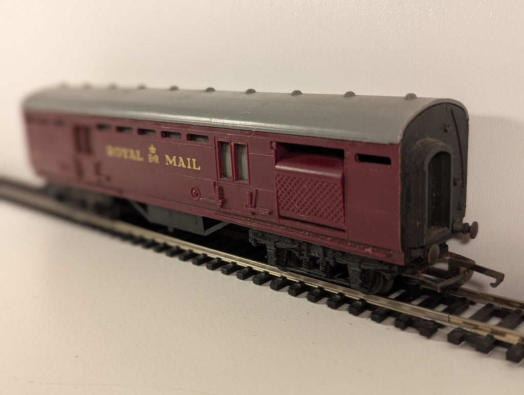 Tri-ang Railways R23 / R323 / R402 Operating Royal Mail Coach – BR Maroon