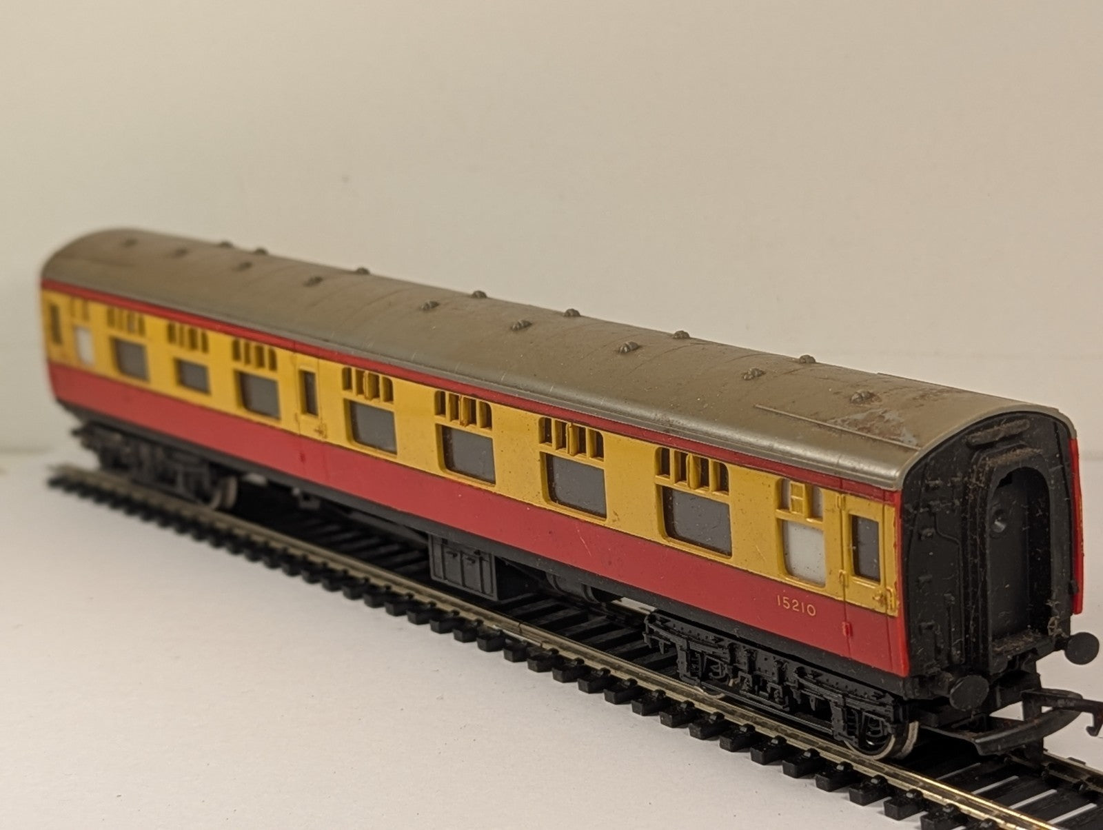 Hornby OO Gauge LMS Composite Coach Passenger Coach 15210 BR Crimson
