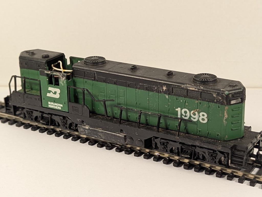 Atlas OO Gauge Burlington Northern SD-9 Diesel (Missing Roof) – Spares/Repair