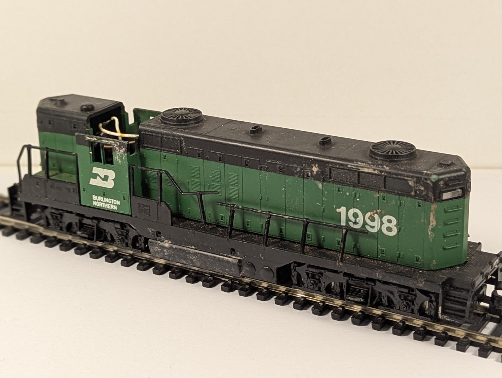 Atlas OO Gauge Burlington Northern SD-9 Diesel (Missing Roof) – Spares/Repair