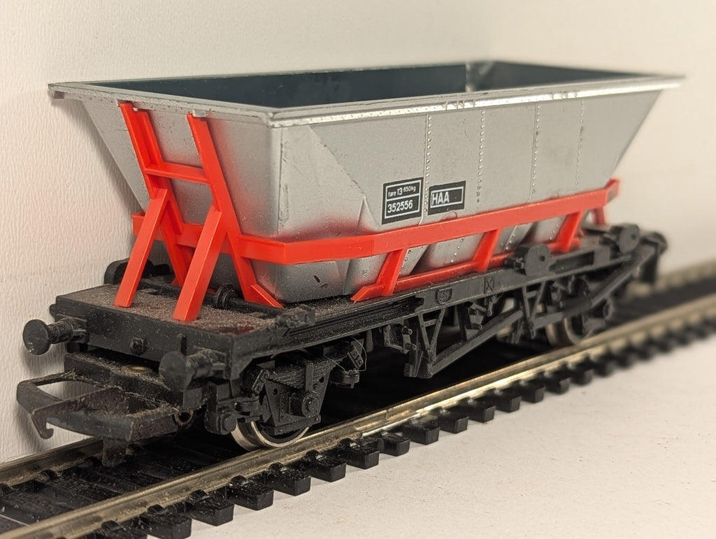 Hornby OO Gauge HAA Hopper Wagon Goods Wagon 352556 BR Silver and Red R235