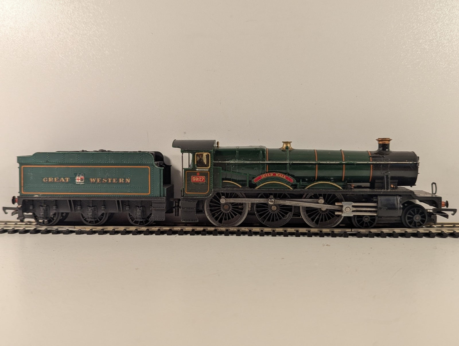 Hornby OO Gauge GWR 4-6-0 Hall Class Guild Hall locomotive 5927 in green livery