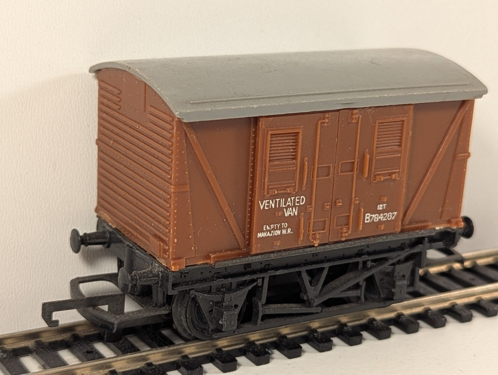 Tri-ang R11A OO Gauge 12-Ton Closed Van