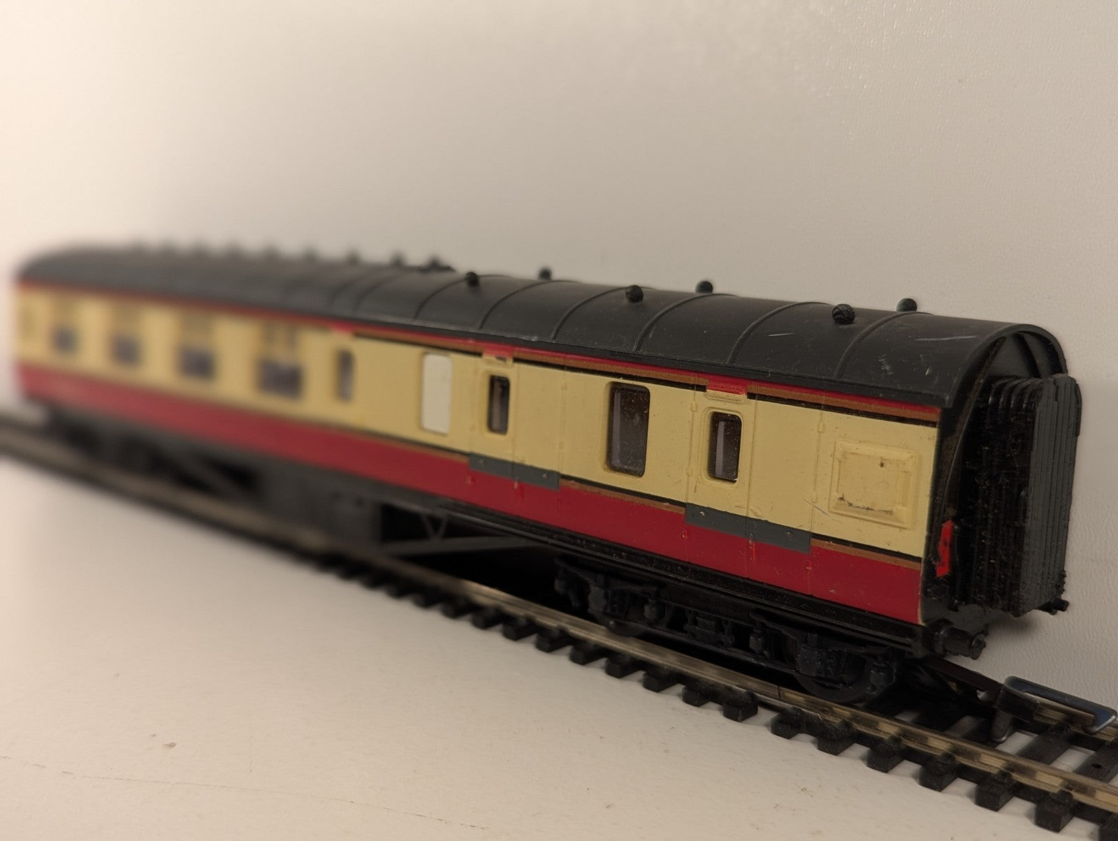 Airfix OO Gauge BR Stanier Coach Maroon & Cream
