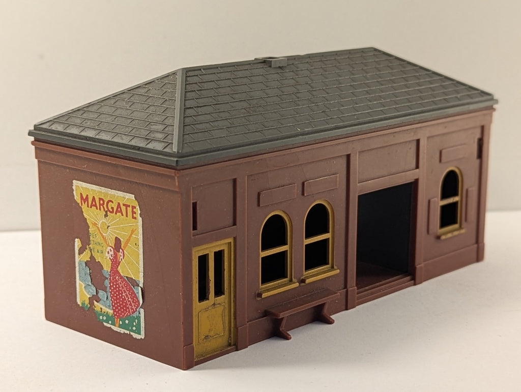 Tri-ang OO Gauge R60 Station Waiting Room Building