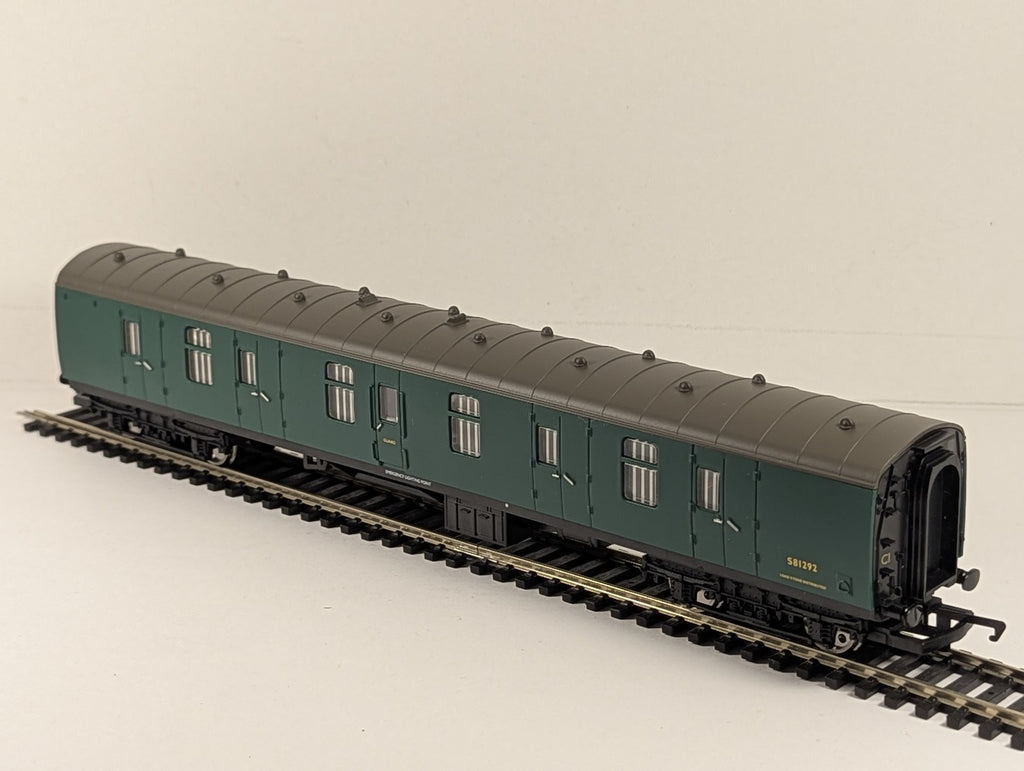Hornby OO Gauge BR MkI Parcels Coach S81292 BR Southern Region Green R4116A