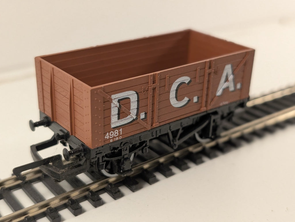 Hornby R036 OO Gauge 7-Plank Open Wagon in Brown D.C.A. Livery