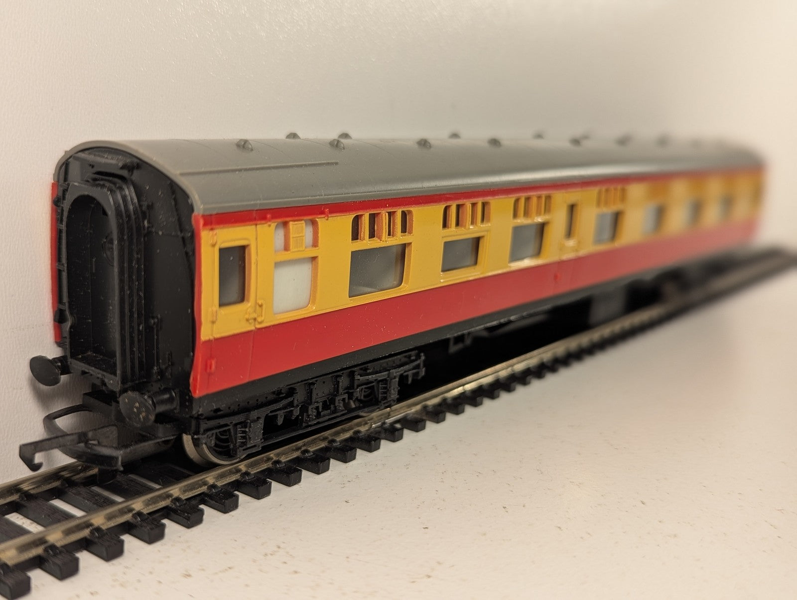 Hornby OO Gauge BR Ex-LMS Corridor Composite Coach Passenger Coach 15210