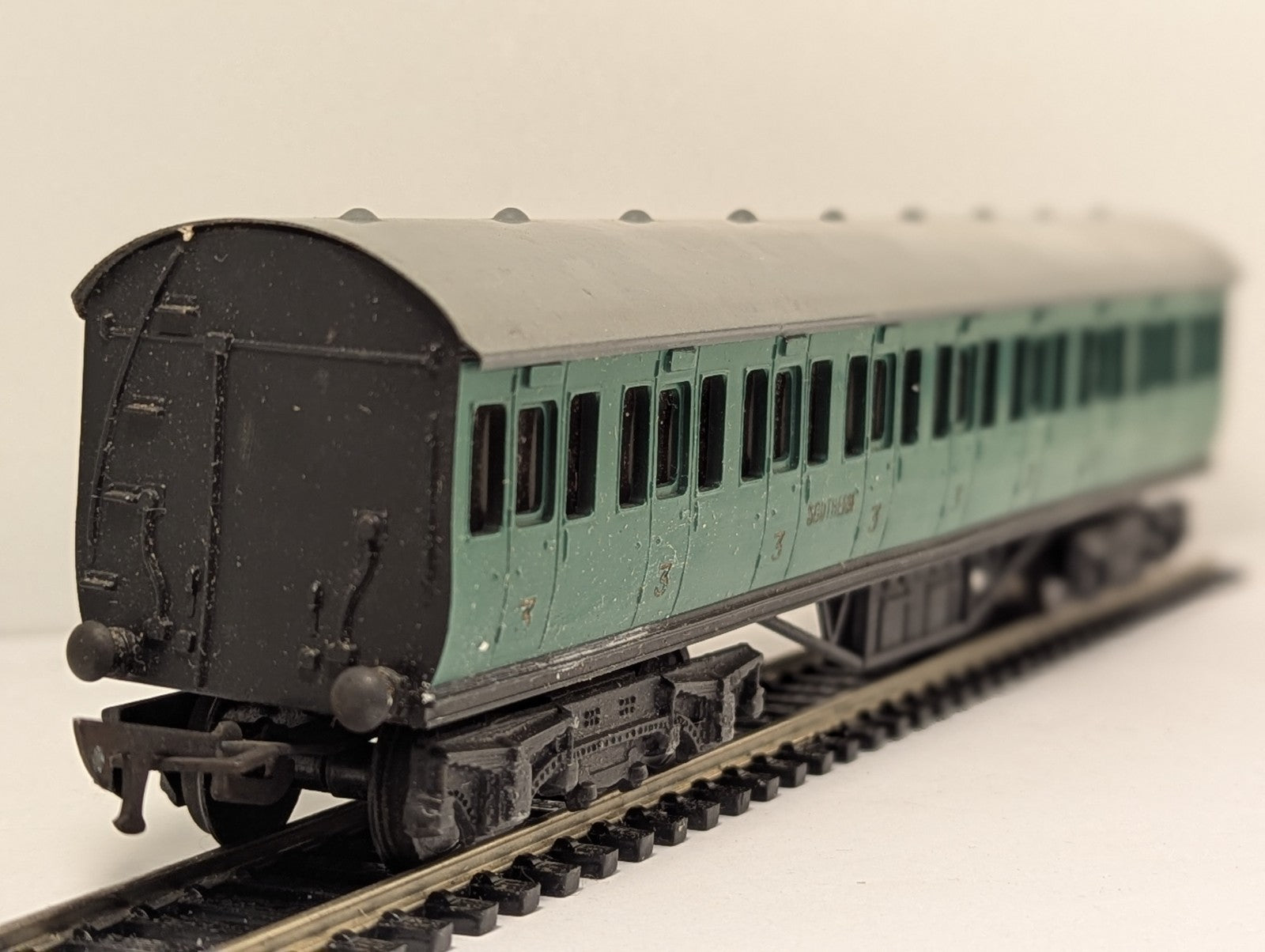 Graham Farish OO Gauge Southern SR Suburban Coach Boxed