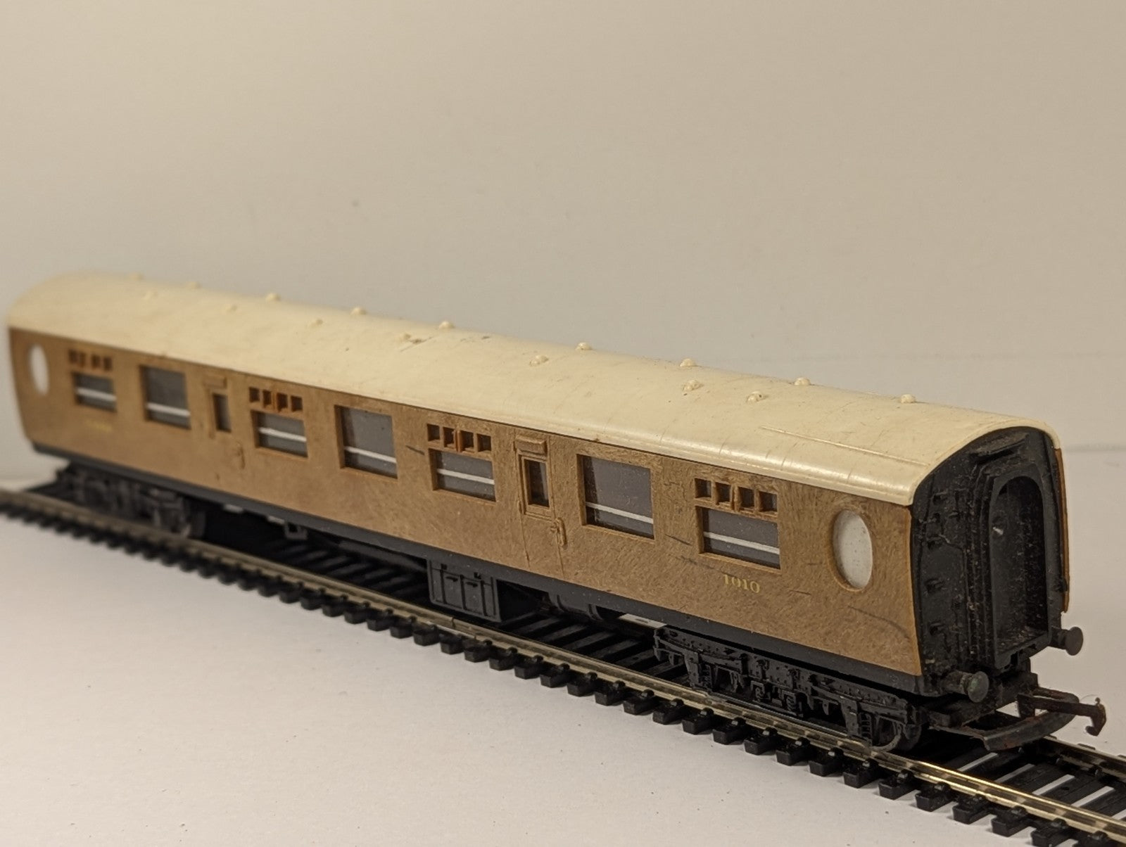 Tri-ang OO gauge LNER composite passenger coach 1010 with teak finish on model railway track