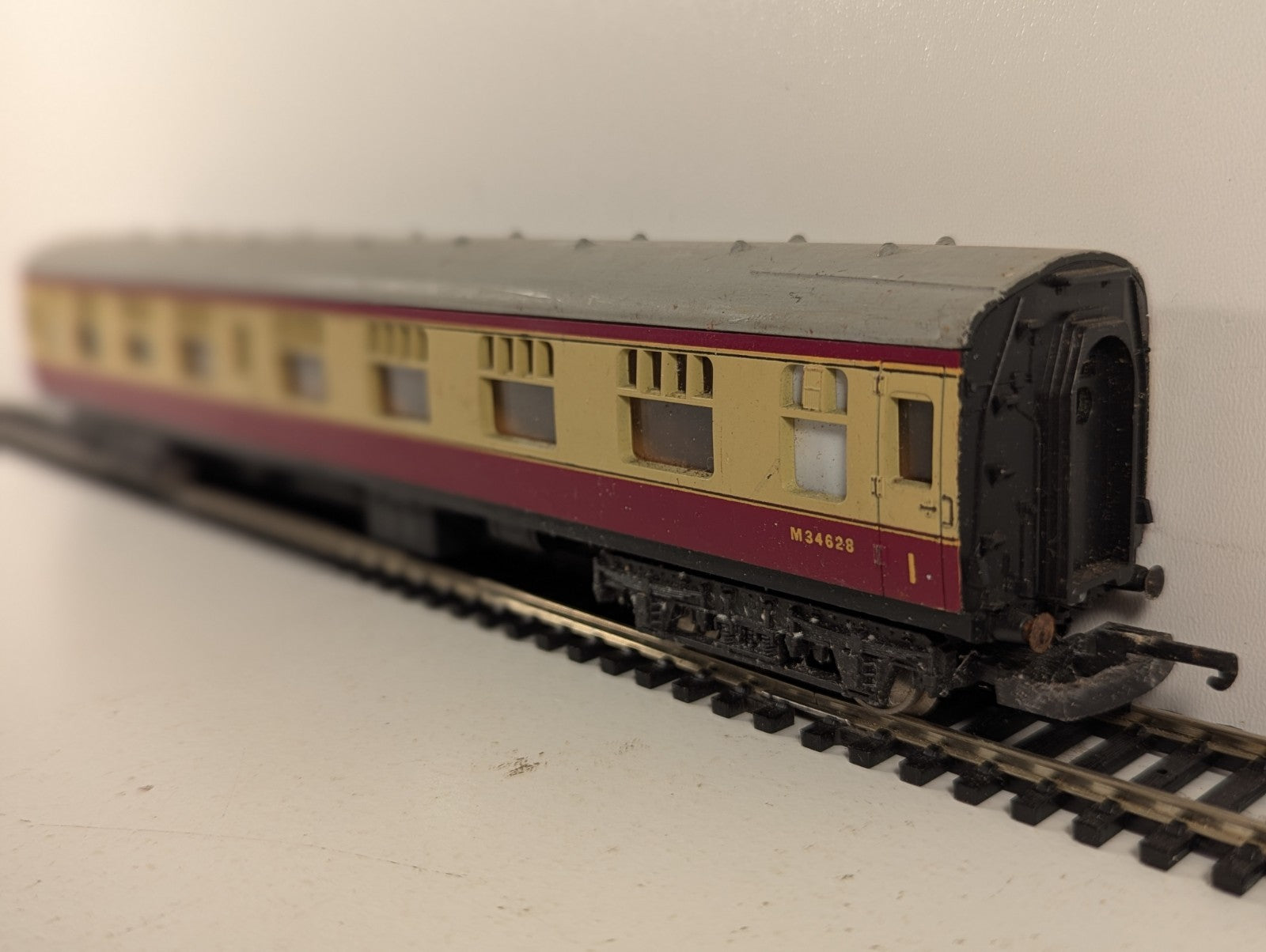 Lima OO Gauge BR Mk1 Corridor Composite Passenger Coach M34628