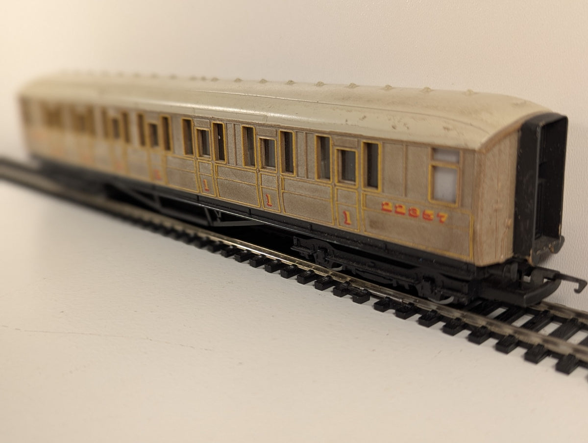 Hornby R435 LNER Gresley Composite Coach 22357 – OO Gauge
