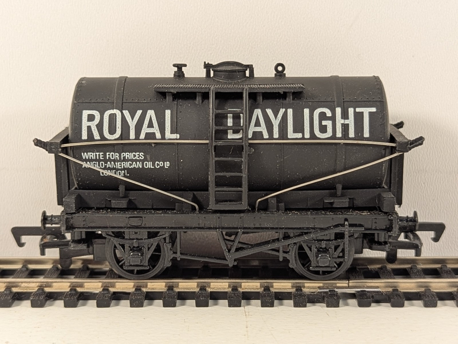 Mainline Railways OO Gauge Black Royal Daylight 14 Ton Tank Wagon