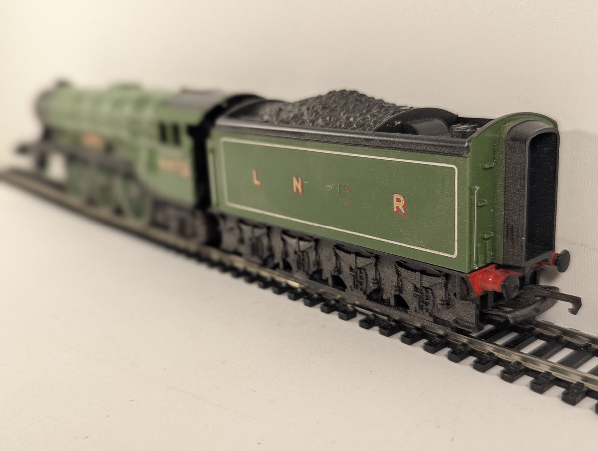Hornby OO Gauge Flying Scotsman Steam Locomotive 4472 LNER Green Poor Runner