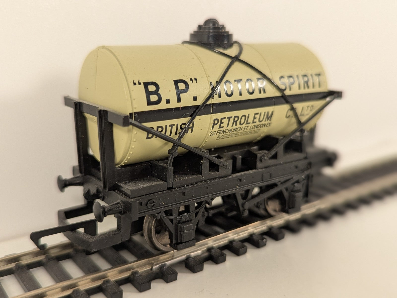 Hornby R1097 “BP Motor Spirit” Tank Wagon – Train Set Split