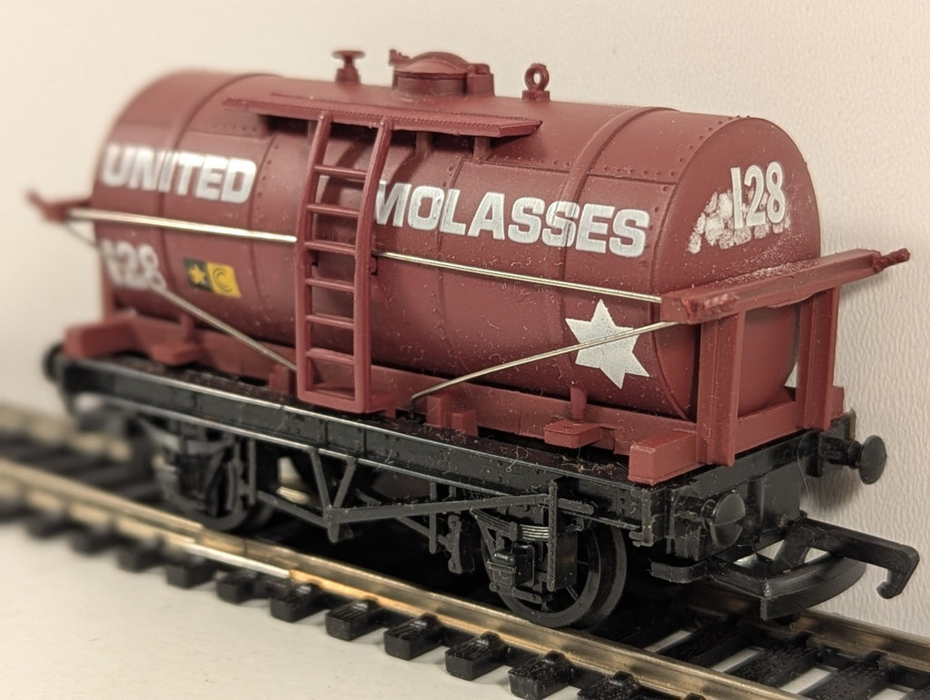 Mainline OO Gauge United Molasses 12 Ton Tanker Wagon