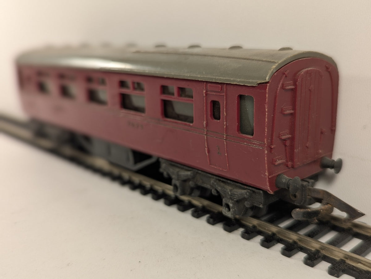 Tri-ang OO Gauge LMS Passenger Coach 7573 LMS Maroon R.23
