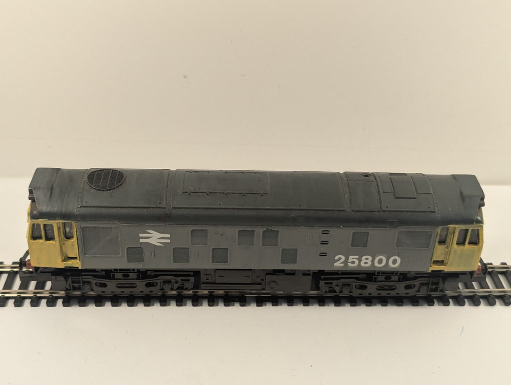 Hornby OO Gauge Class 25 Diesel Locomotive - Repainted in Railfreight Grey