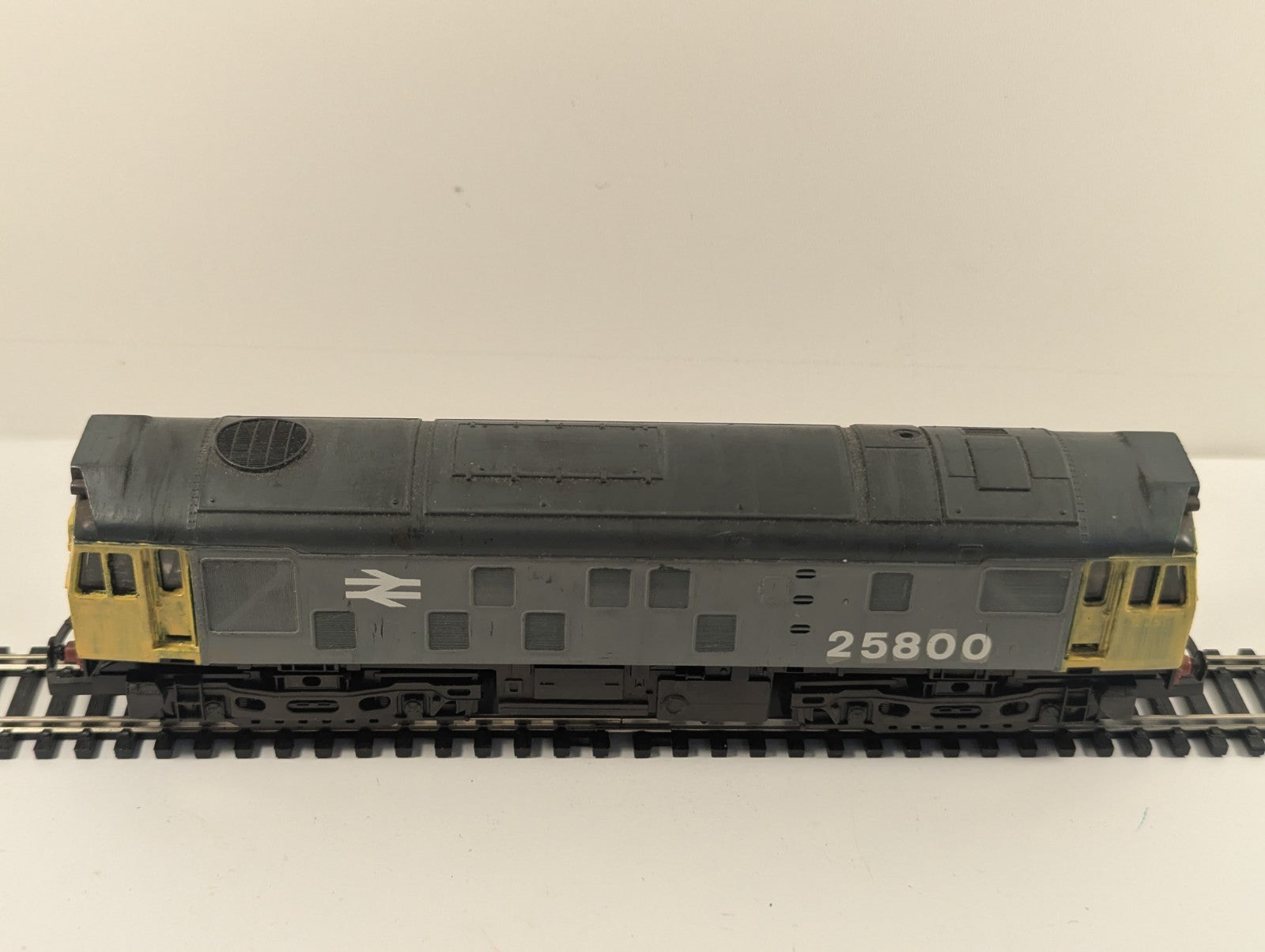 Hornby OO Gauge Class 25 Diesel Locomotive - Repainted in Railfreight Grey