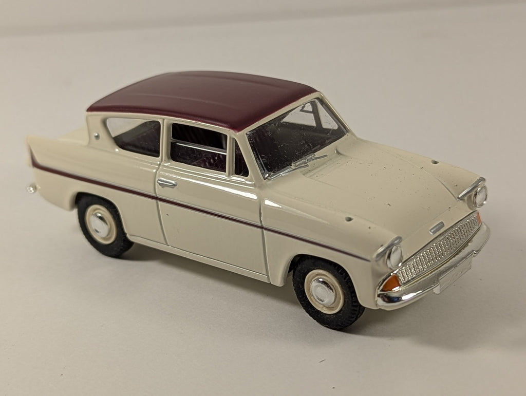 Vanguards 1:43 Ford Anglia Die-cast Model Car White / Maroon VA1002