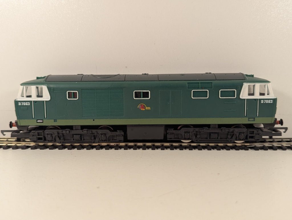 Hornby R072 Class 35 Hymek Locomotive D7063 BR Green