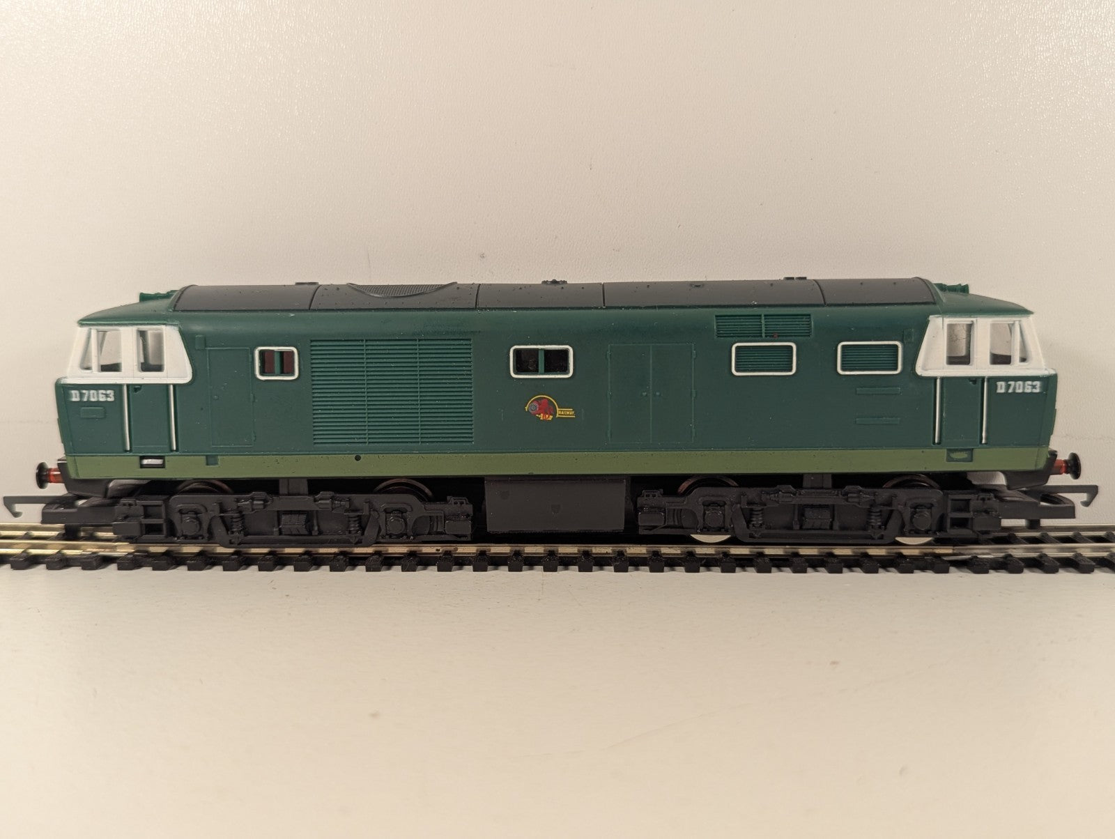 Hornby R072 Class 35 Hymek Locomotive D7063 BR Green