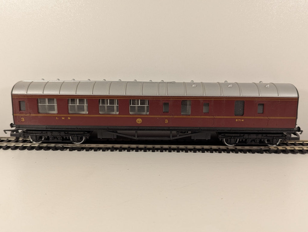 Hornby R475 OO Gauge LMS Brake Third Coach – 5714 (W248) boxed