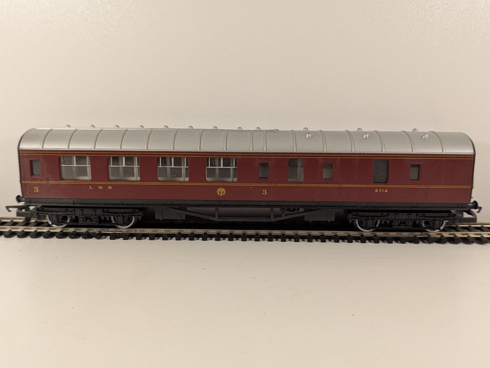 Hornby R475 OO Gauge LMS Brake Third Coach – 5714 (W248) boxed