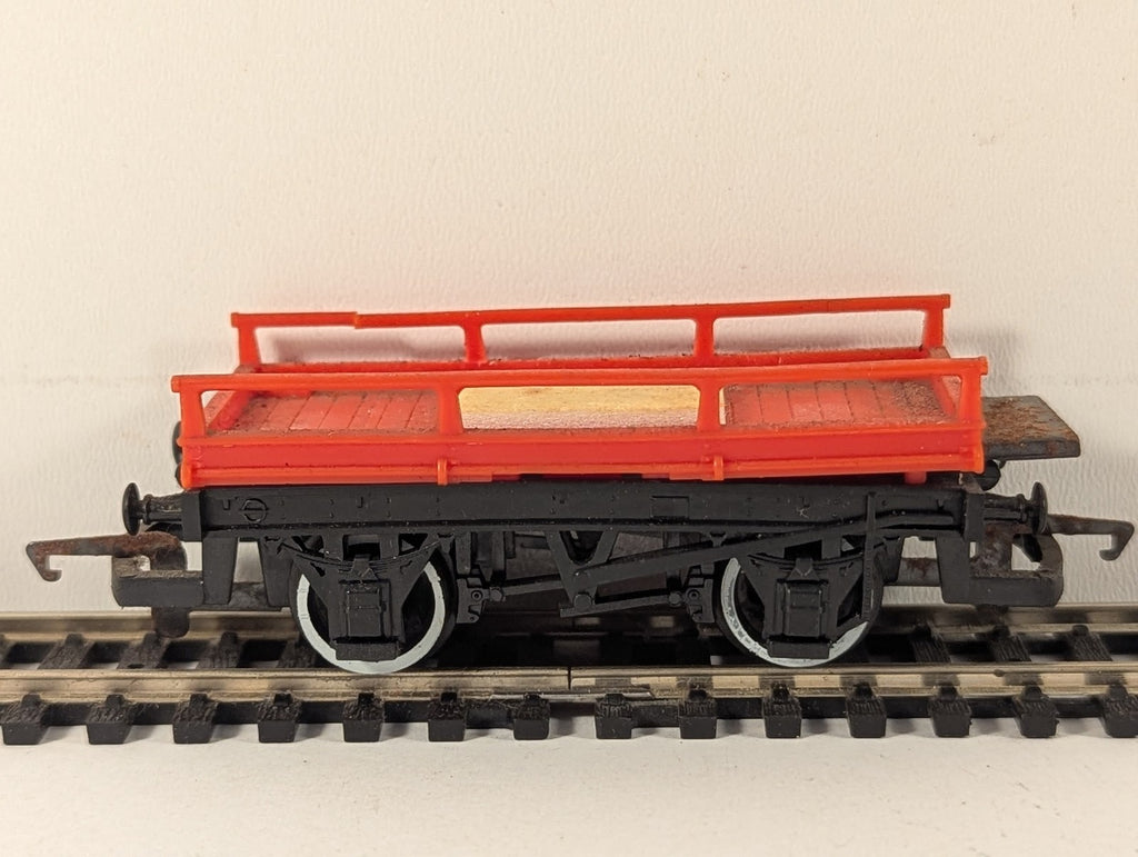 Hornby OO Gauge Low Sided Wagon Goods Wagon Red and Black