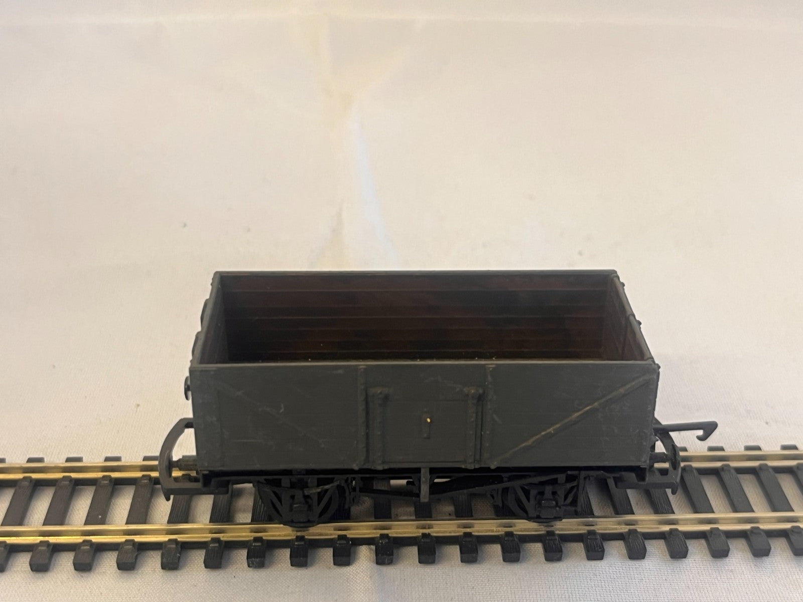Hornby OO Gauge Grey 7 Plank Wagon