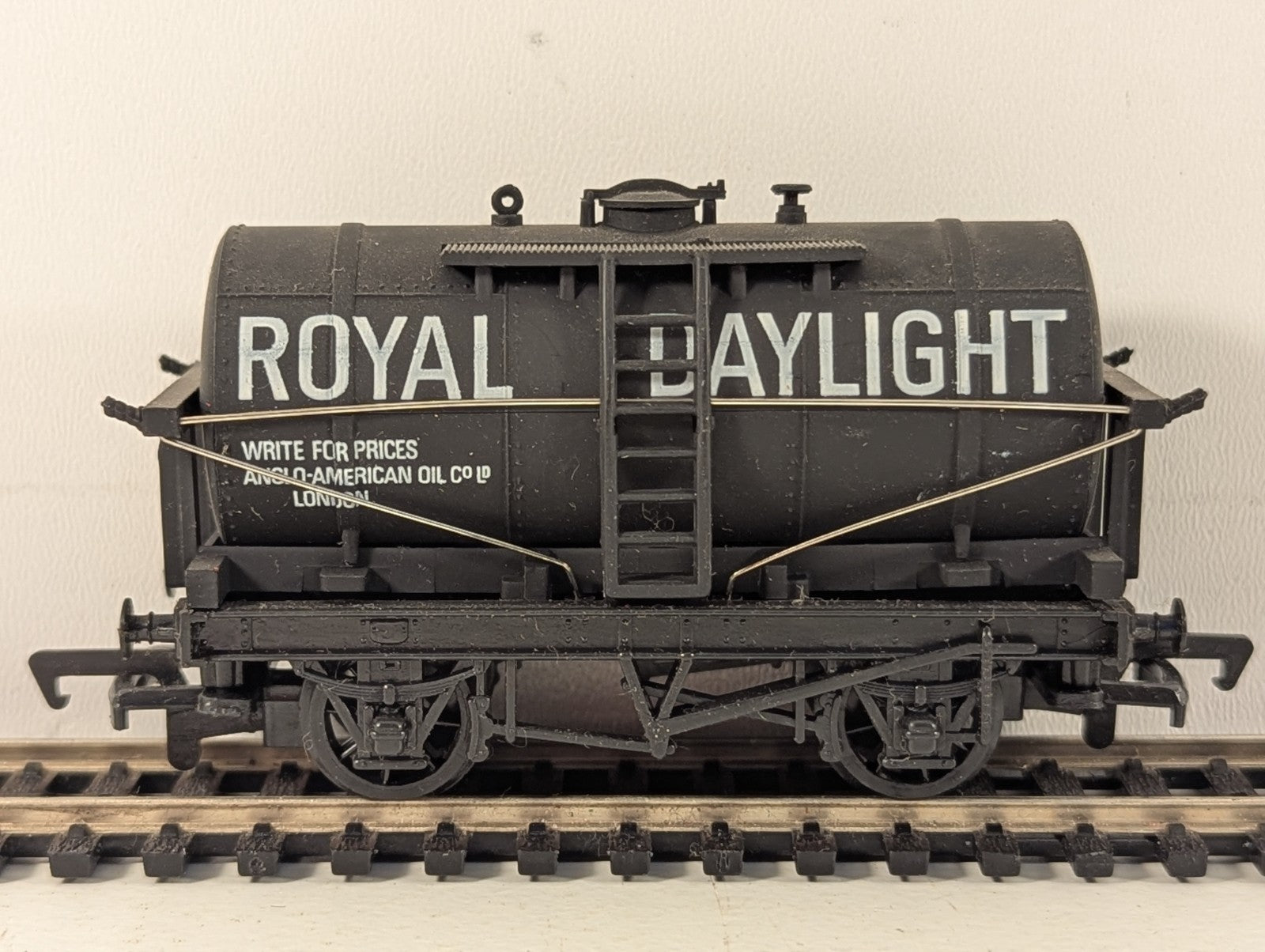 Mainline 37-134 Royal Daylight 12 Ton Petrol Tank Wagon OO Gauge