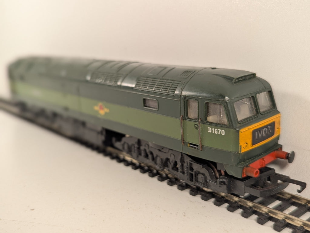 Hornby OO Gauge Class 47 'Mammoth' Diesel Locomotive D1670 BR Two-Tone