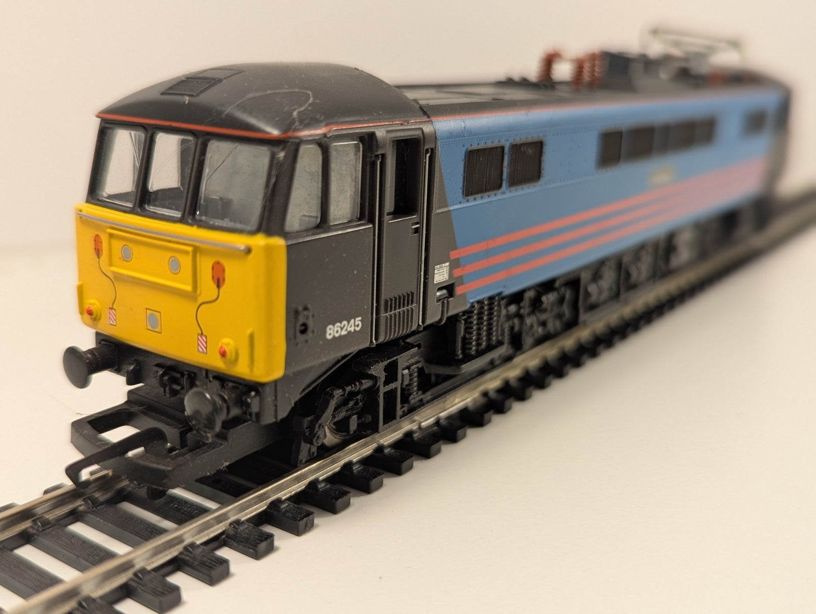 Hornby R2242 Virgin Bo-Bo Electric Locomotive Class 86 No. 86245 “Caledonian”