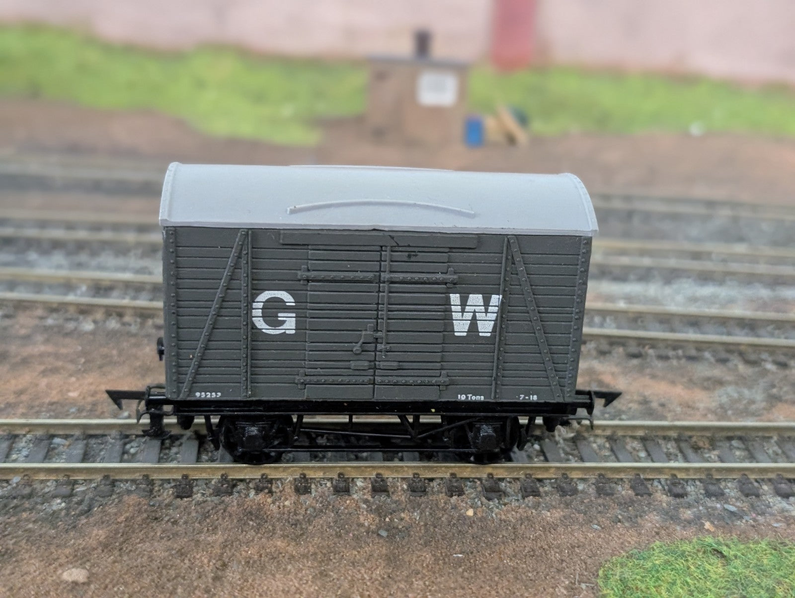 Graham Farish 12304Farish Single Vent Van in GWR Grey