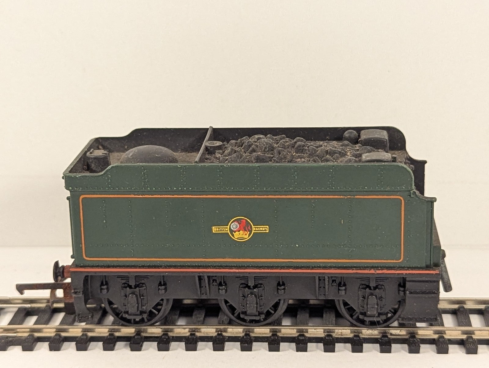 Hornby OO Gauge Fowler 3500 Gallon Tender BR Lined Green (Early Emblem)