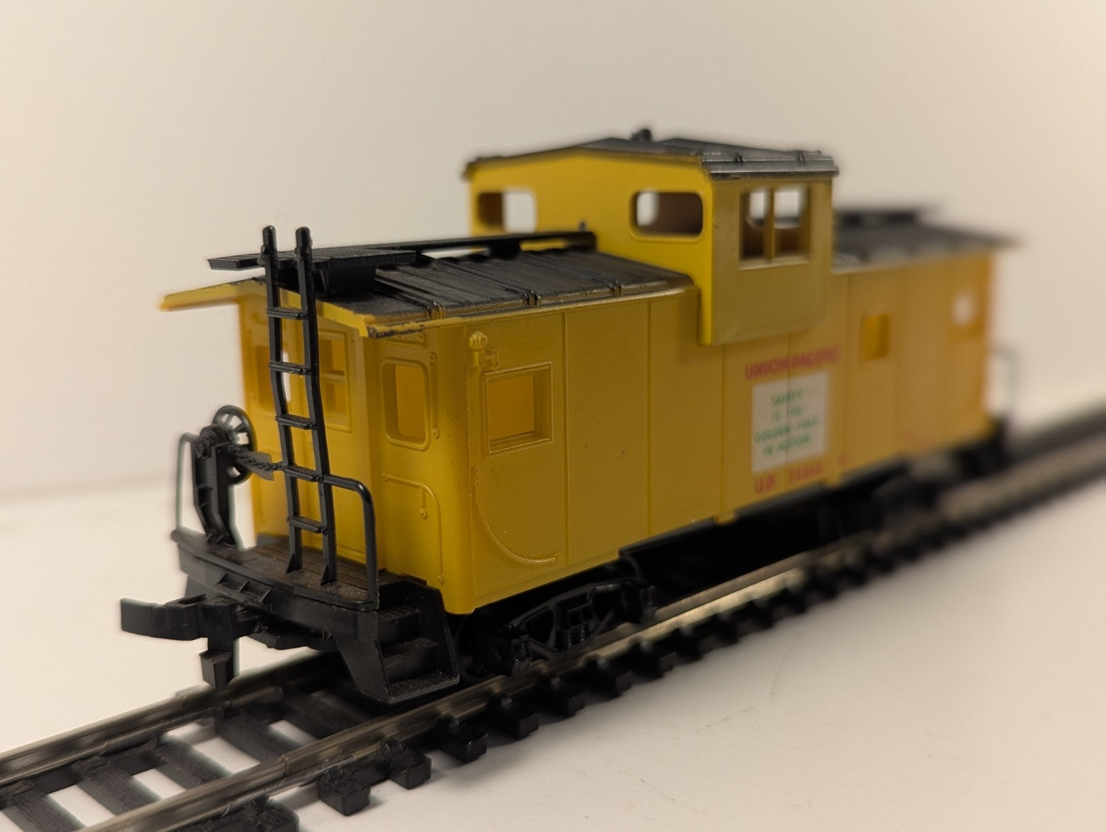 AHM HO Gauge Union Pacific Extended Vision Caboose